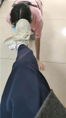 图片[2]_【爱可呀】学姐舌头清洗各种鞋/脚喂食踩舌【完整版】_绳艺库视频下载