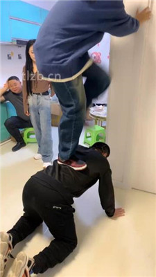 图片[19]_【精神小妹】幸运大转盘-群殴-踢踹踩跺/耳光坐头_绳艺库视频下载