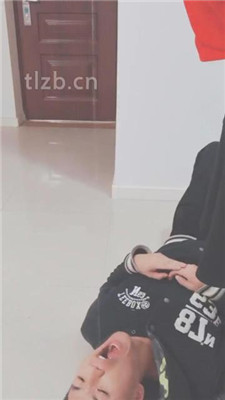 【美容院S】当脚垫/舔脏鞋/臭脚踩脸_绳艺库视频下载