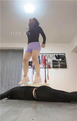 图片[10]_【朱砂痣】滚轮虐肚/踩狗爪/鞭打臭脚捂脸/踩踏耳光_绳艺库视频下载