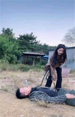 图片[9]_【允薇】庄园清理女主脏泥靴底/鞭打飞踹踩踏_绳艺库视频下载