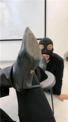 图片[13]_【辣姐】狗舌头舔鞋油保养7双皮靴_绳艺库视频下载