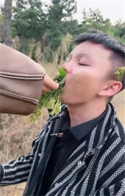 图片[4]_【允薇】庄园清理女主脏泥靴底/鞭打飞踹踩踏_绳艺库视频下载