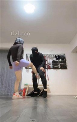 图片[12]_【朱砂痣】滚轮虐肚/踩狗爪/鞭打臭脚捂脸/踩踏耳光_绳艺库视频下载