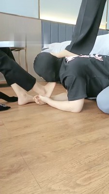 图片[5]_【朱迪】双S-职业装让狗下跪舔脚【双视角版】_绳艺库视频下载