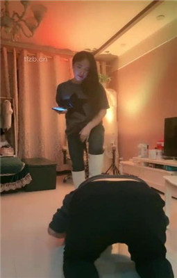 图片[2]_【傲雪】牛仔裤白靴棉袜-全体重踩踏踩脖_绳艺库视频下载