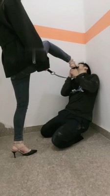 图片[7]_【桃幼幼】户外楼道遛狗-铆钉高跟踩踏_绳艺库视频下载