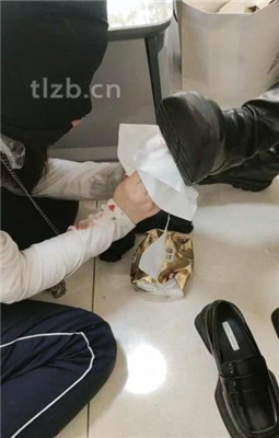 图片[13]_【爱可呀】双S玩学姐-清理鞋底/胶带封嘴/吹风机加热吸味_绳艺库视频下载