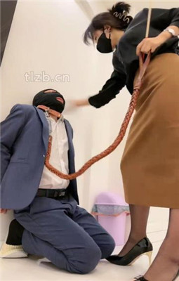 图片[6]_【辣姐】狗链遛狗/耳光/头顶短靴/玩狗舌_绳艺库视频下载