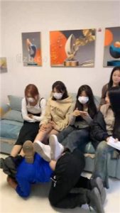 【精神小妹】幸运大转盘-群殴-踢踹踩跺/耳光坐头_绳艺库视频下载