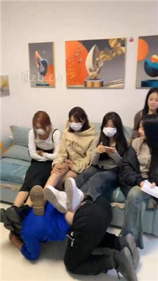 【精神小妹】幸运大转盘-群殴-踢踹踩跺/耳光坐头_绳艺库视频下载