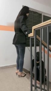 【桃幼幼】户外楼道遛狗-铆钉高跟踩踏_绳艺库视频下载