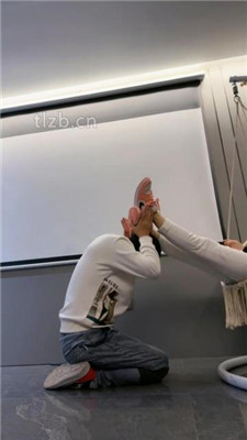 图片[11]_【辣姐】运动鞋全体重踩/船袜脚插嘴/吃袜子/口水吐脸_绳艺库视频下载