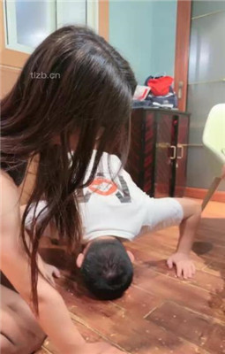 图片[3]_【一诺大小姐】情侣奴-奴下奴-桌底踩踏喂食/高跟踩虐_绳艺库视频下载