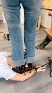 【沅芷大人】捆手狠虐-全体重踩胳膊/高跟扎入肉里【完整版】_绳艺库视频下载