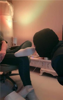 图片[17]_【傲雪】牛仔裤白靴棉袜-全体重踩踏踩脖_绳艺库视频下载