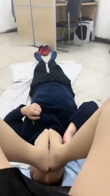 图片[14]_【芭丝】皮鞋黑袜肉丝踩脚垫【上】_绳艺库视频下载