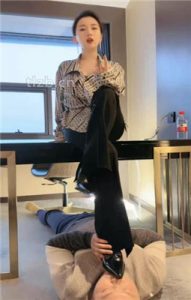 【潘妮女王】白领高跟黑丝踩虐犯错下属_绳艺库视频下载