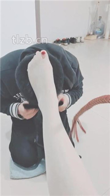 图片[8]_【美容院S】当脚垫/舔脏鞋/臭脚踩脸_绳艺库视频下载