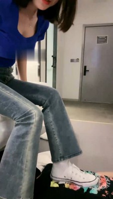 【娇娇】小白鞋白袜踩脚垫/近距离舔_绳艺库视频下载