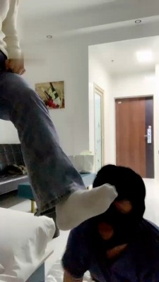 【六酱】闻舔白袜/塞袜子/骑马/灌圣水_绳艺库视频下载