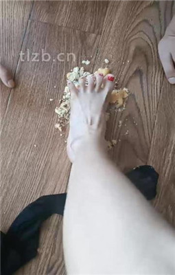 图片[17]_【十言】踩踏喂食/喝圣水/黑丝高跟诱惑虐_绳艺库视频下载
