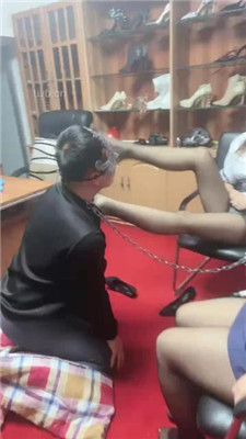 图片[4]_【亿姐】双S-闻舔黑丝脚/踩踏踢踹/骑马喂口水_绳艺库视频下载