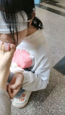 图片[11]_【爱可呀】学姐教室椅下/楼道-卑微跪舔_绳艺库视频下载