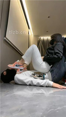 【辣姐】运动鞋全体重踩/船袜脚插嘴/吃袜子/口水吐脸_绳艺库视频下载