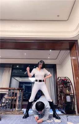 【简一】马术女教练-骑马爬行/鞭打/转胯/闻舔臭脚丫_绳艺库视频下载