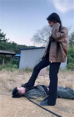 图片[7]_【允薇】庄园清理女主脏泥靴底/鞭打飞踹踩踏_绳艺库视频下载