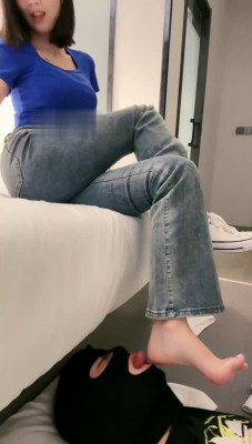 图片[3]_【娇娇】小白鞋白袜踩脚垫/近距离舔_绳艺库视频下载