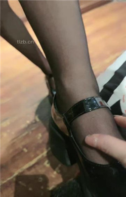 图片[12]_【一诺大小姐】情侣奴-奴下奴-桌底踩踏喂食/高跟踩虐_绳艺库视频下载