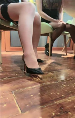 【一诺大小姐】情侣奴-奴下奴-桌底踩踏喂食/高跟踩虐_绳艺库视频下载