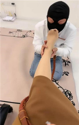 图片[3]_【辣姐】和男友逛街累了让家奴伺候_绳艺库视频下载