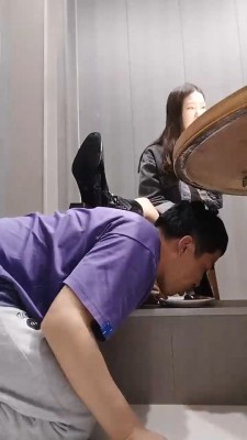 【慕熙】户外桌底视角-伺候主人吃饭【双视角版】_绳艺库视频下载