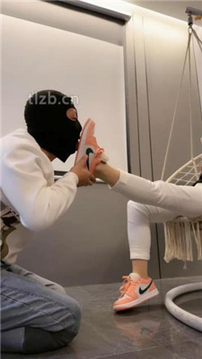 图片[19]_【辣姐】运动鞋全体重踩/船袜脚插嘴/吃袜子/口水吐脸_绳艺库视频下载