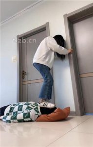 【精神小妹】素人S-贝壳头棉袜全体重踩/踢踹_绳艺库视频下载