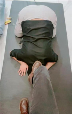 图片[5]_【利娜】长靴裸足踩狗头-伺候主人沐足_绳艺库视频下载