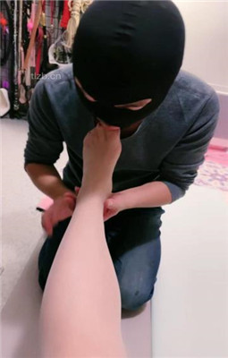 图片[13]_【北京嘟嘟】小白鞋棉袜踩地毯/插嘴_绳艺库视频下载