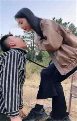 图片[3]_【允薇】庄园清理女主脏泥靴底/鞭打飞踹踩踏_绳艺库视频下载