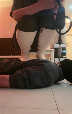 图片[14]_【傲雪】牛仔裤白靴棉袜-全体重踩踏踩脖_绳艺库视频下载