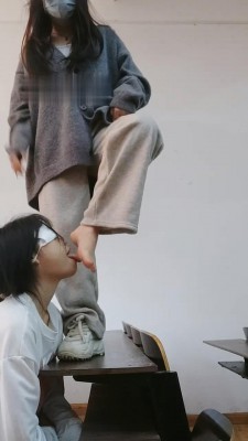 图片[7]_【爱可呀】学姐教室椅下/楼道-卑微跪舔_绳艺库视频下载
