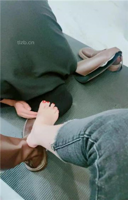 图片[9]_【利娜】长靴裸足踩狗头-伺候主人沐足_绳艺库视频下载