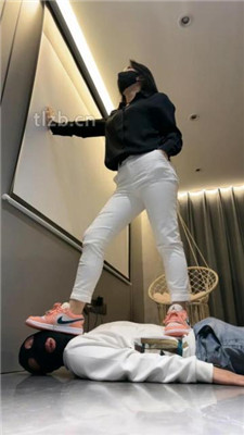 图片[7]_【辣姐】运动鞋全体重踩/船袜脚插嘴/吃袜子/口水吐脸_绳艺库视频下载