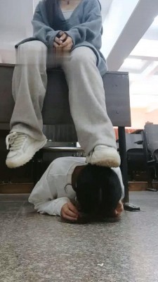 【爱可呀】学姐教室椅下/楼道-卑微跪舔_绳艺库视频下载
