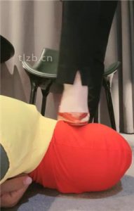 【安安】舔臭脚/红高跟踩踏喂食_绳艺库视频下载