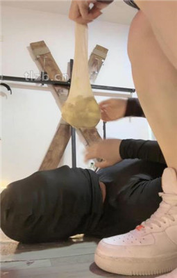 图片[16]_【朱砂痣】滚轮虐肚/踩狗爪/鞭打臭脚捂脸/踩踏耳光_绳艺库视频下载