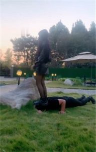 【苏西】户外-短靴踩踏狗爪/骑马爬行_绳艺库视频下载