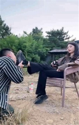 【允薇】庄园清理女主脏泥靴底/鞭打飞踹踩踏_绳艺库视频下载